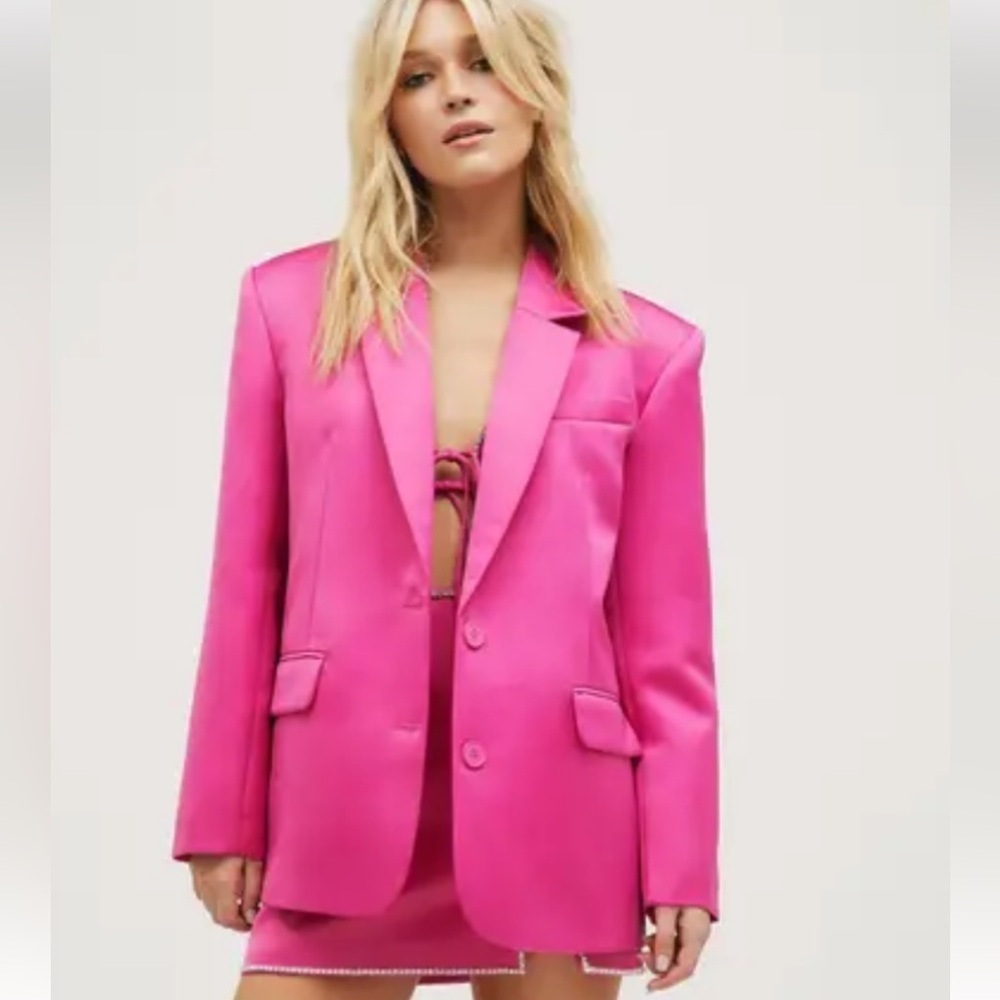 Nasty Gal Bold Pink Blazer
Caja 5